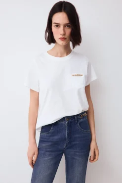 Camiseta manga corta con bolsillo y detalle de cadena