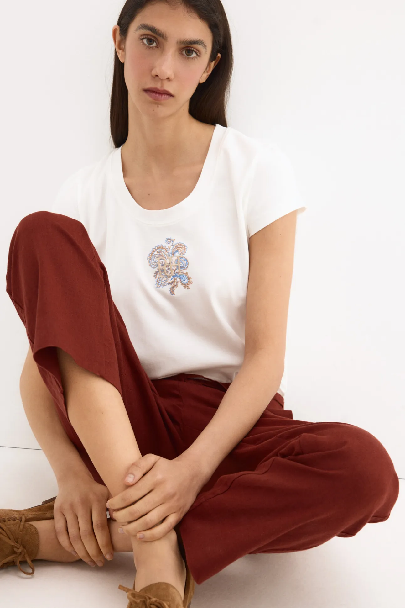 Camiseta manga corta con bordado