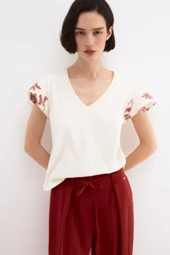 Camiseta manga corta y con volantes bordados
