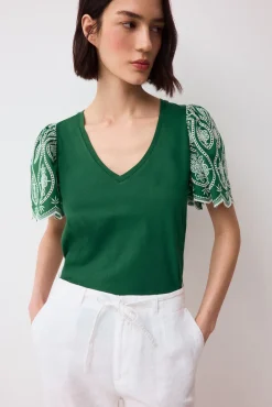 Camiseta manga volante bordado