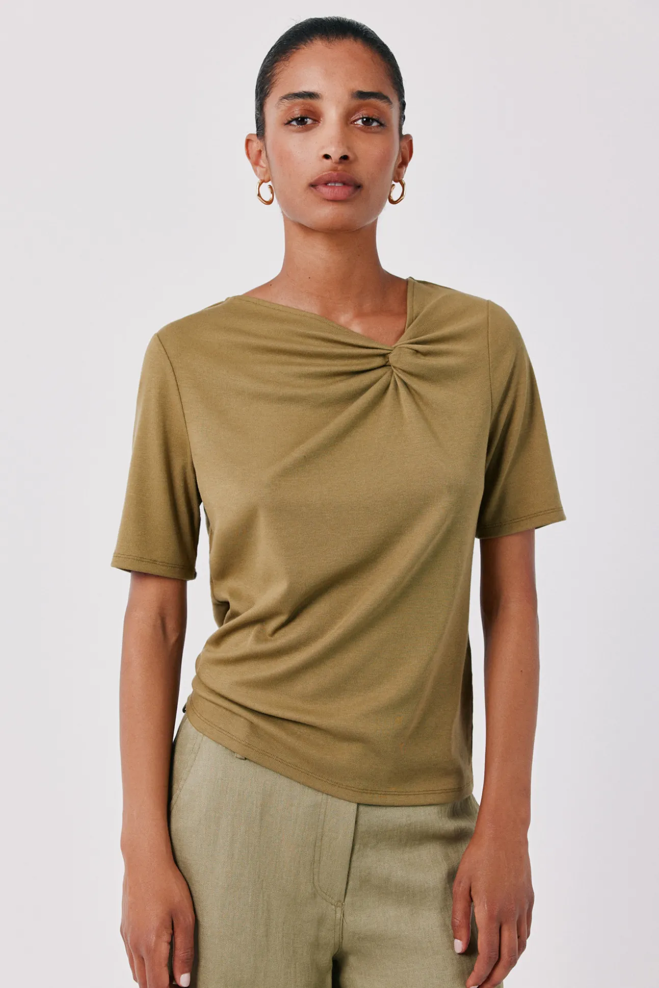 Camiseta nudo escote