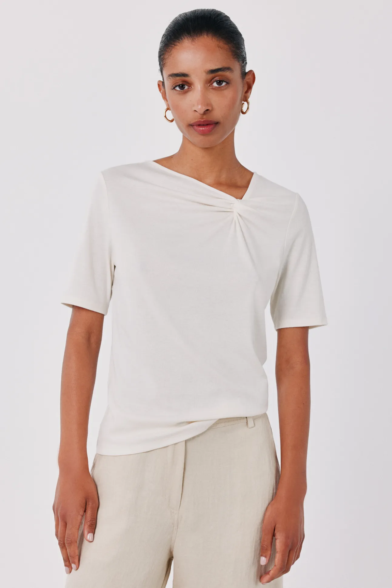 Camiseta nudo escote