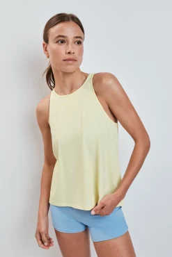 Camiseta sin mangas espalda abierta