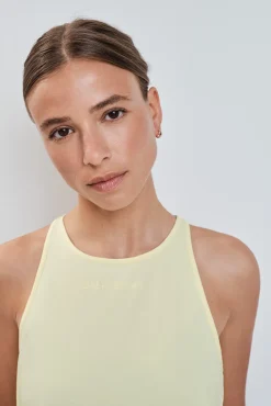 Camiseta sin mangas espalda abierta