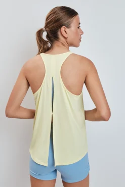 Camiseta sin mangas espalda abierta