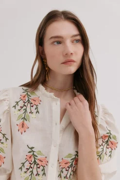 Capri. Blusa bordado floral