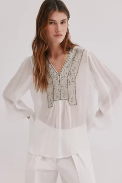 Carla. Blusa bordada