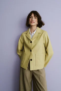 Chaqueta amarilla efecto piel