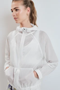 Chaqueta cortavientos capucha blanca