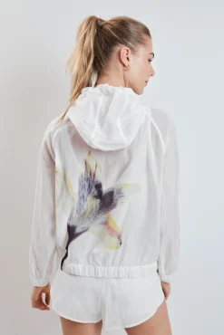 Chaqueta cortavientos capucha blanca