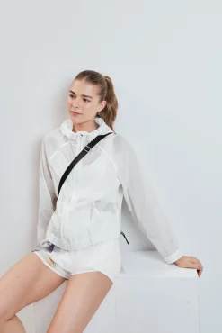 Chaqueta cortavientos capucha blanca