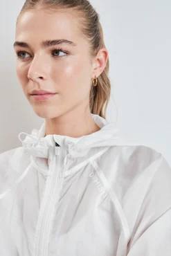 Chaqueta cortavientos capucha blanca