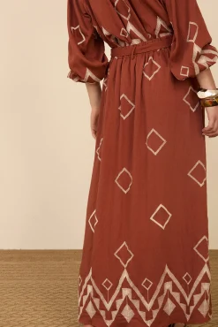 Falda larga con bordado