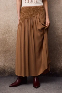 Falda midi con bordado