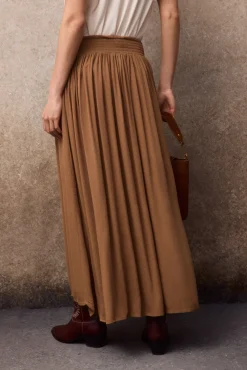 Falda midi con bordado