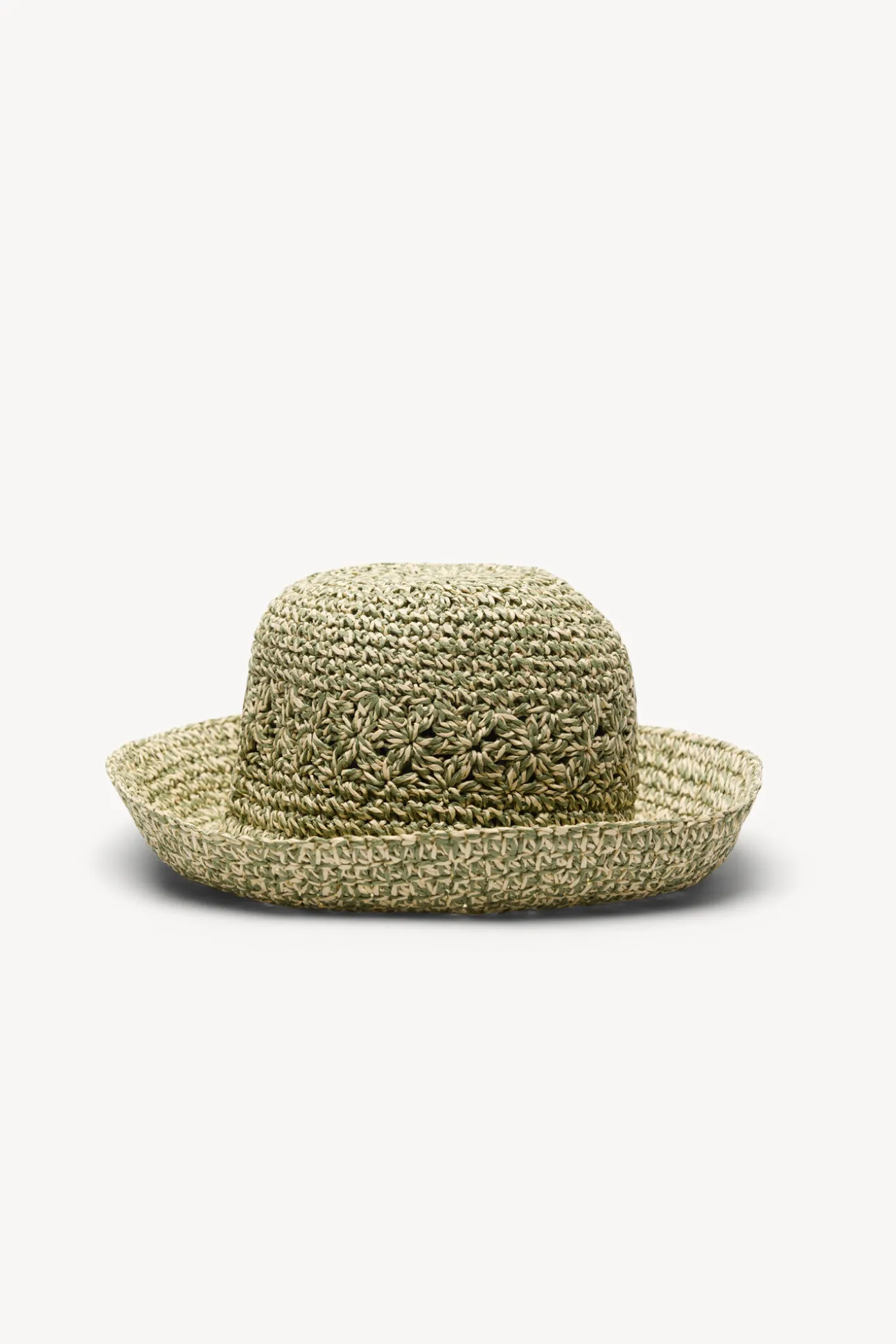 Larisa. Sombrero bucket rafia