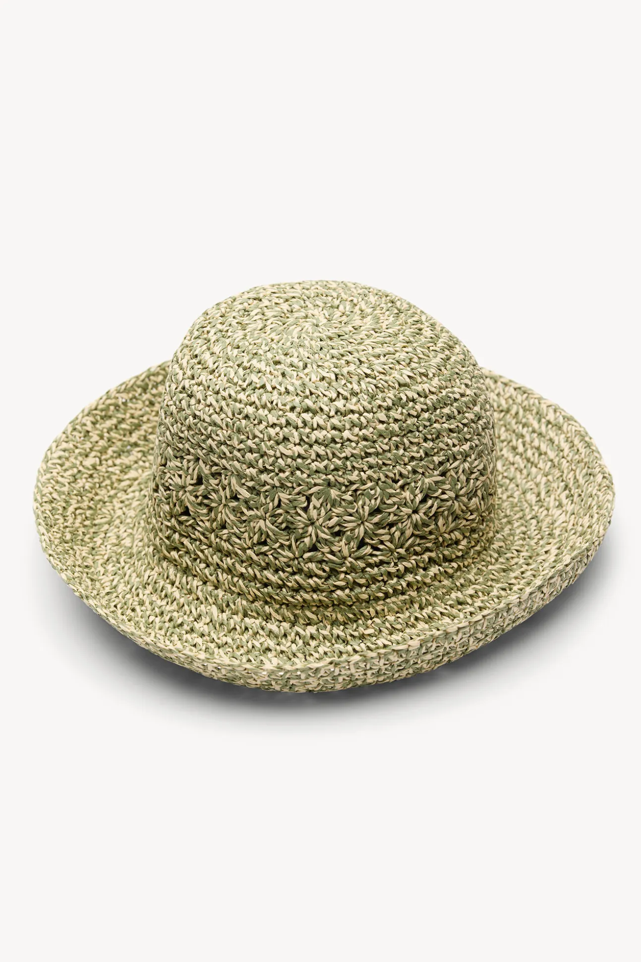 Larisa. Sombrero bucket rafia