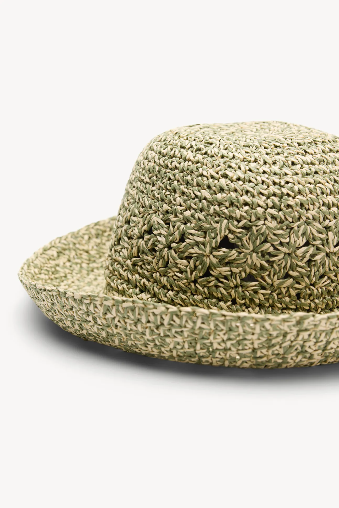 Larisa. Sombrero bucket rafia