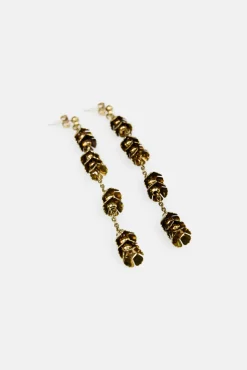 Lea. Pendientes de flores bañados en oro