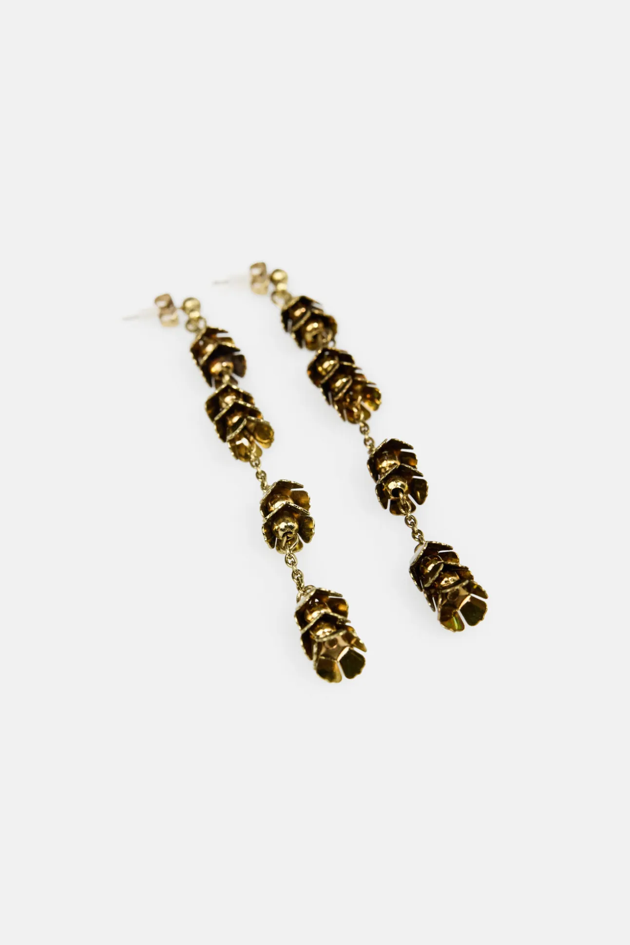 Lea. Pendientes de flores bañados en oro