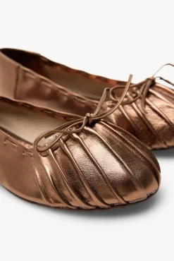 Maite. Bailarina de piel fruncida