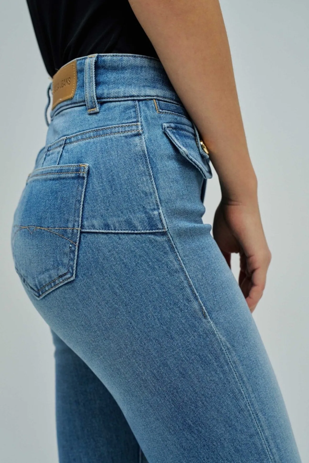 Pantalón acampanado