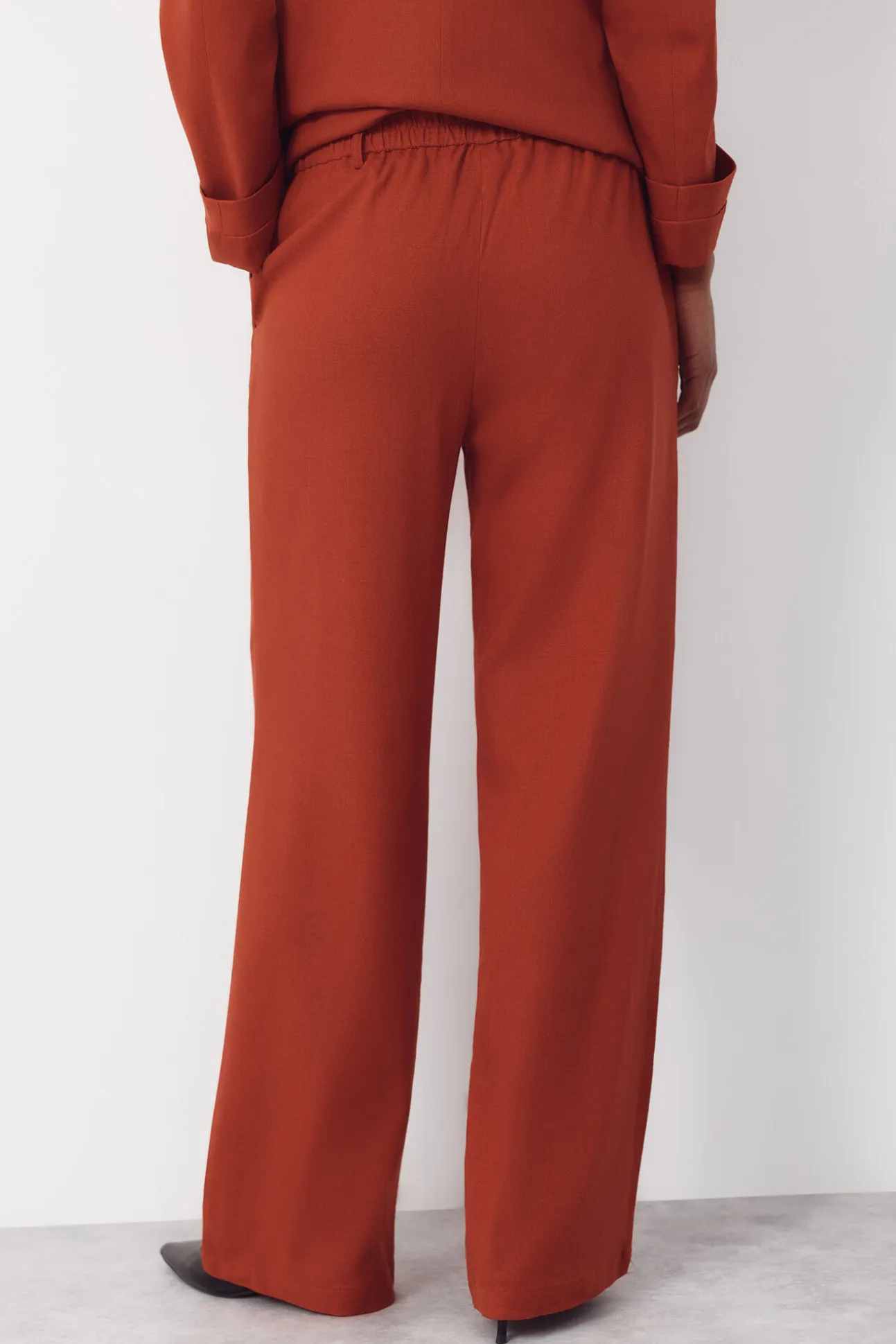 Pantalón ancho con lino