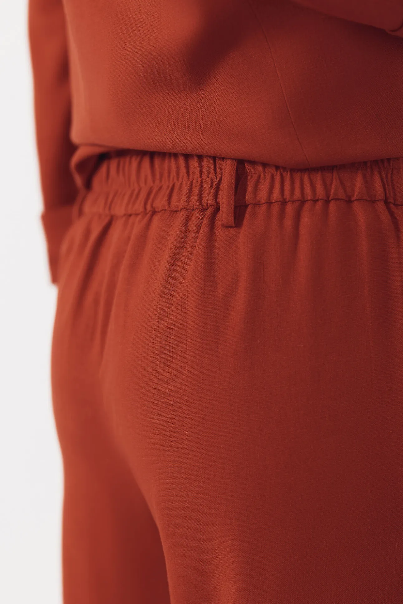Pantalón ancho con lino