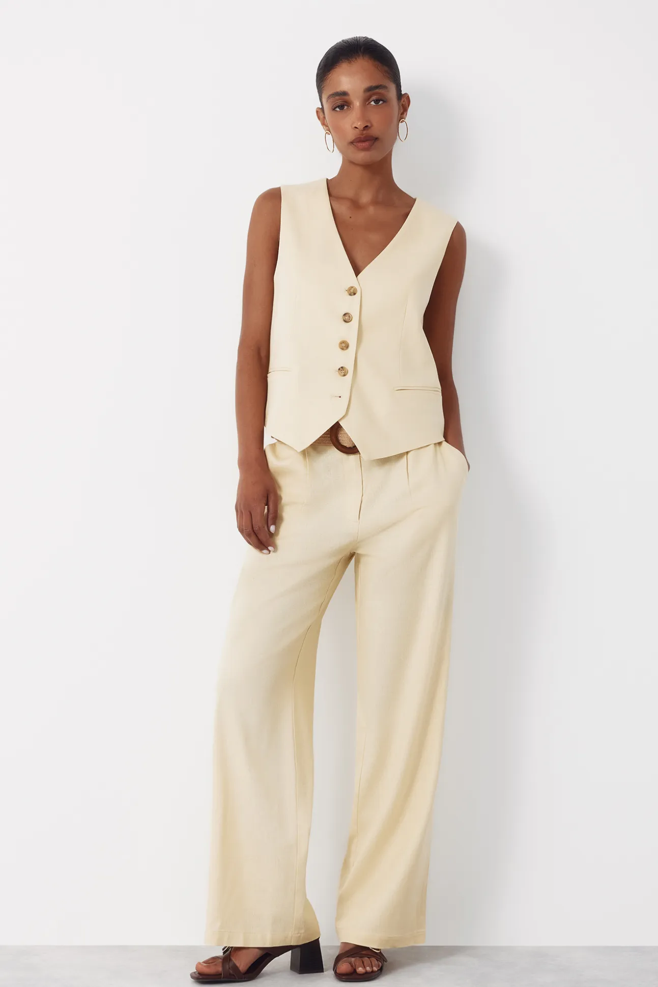 Pantalón ancho con lino