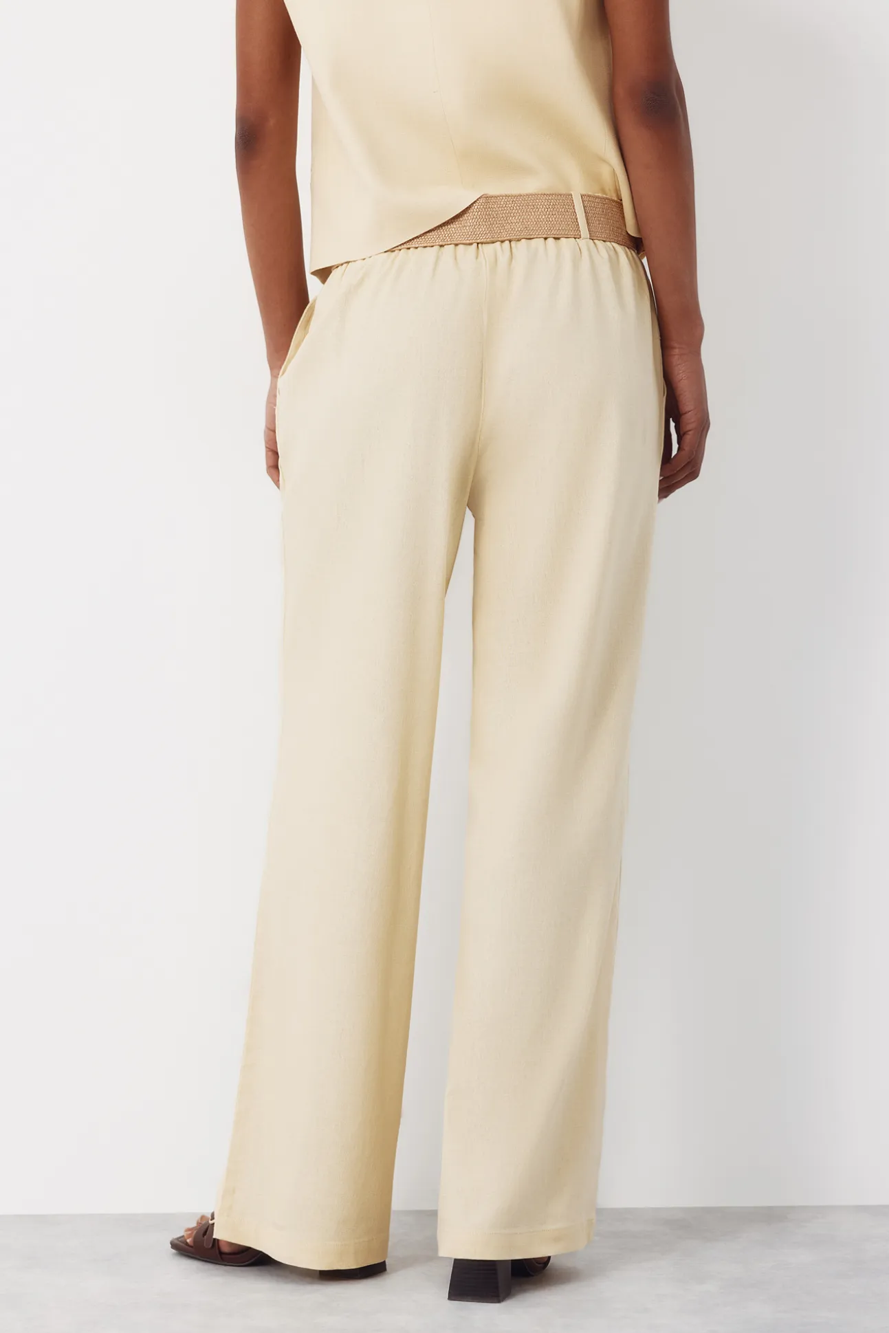 Pantalón ancho con lino