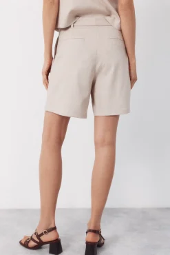 Pantalón bermuda con lino