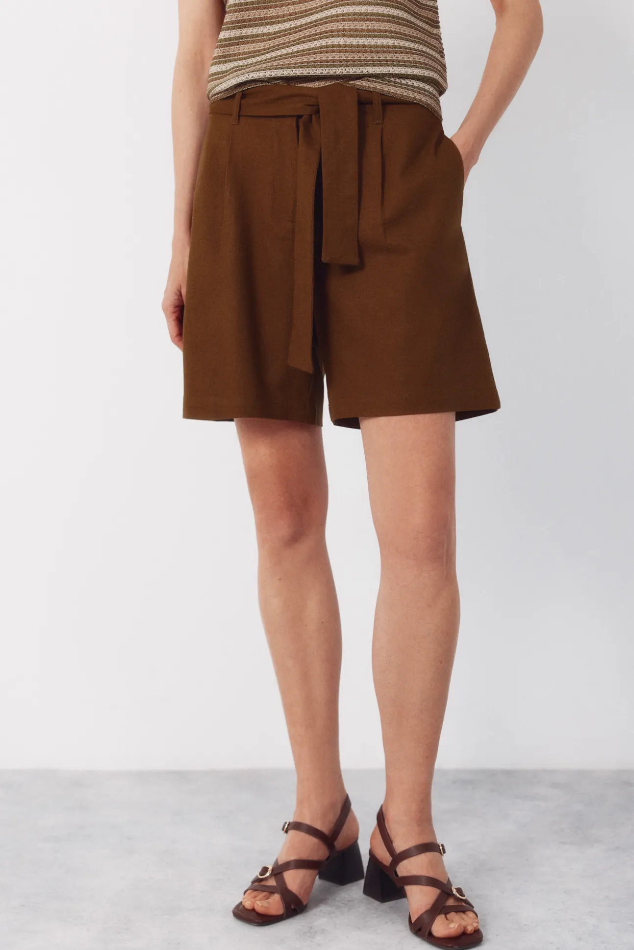 Pantalón bermuda con lino