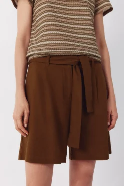 Pantalón bermuda con lino