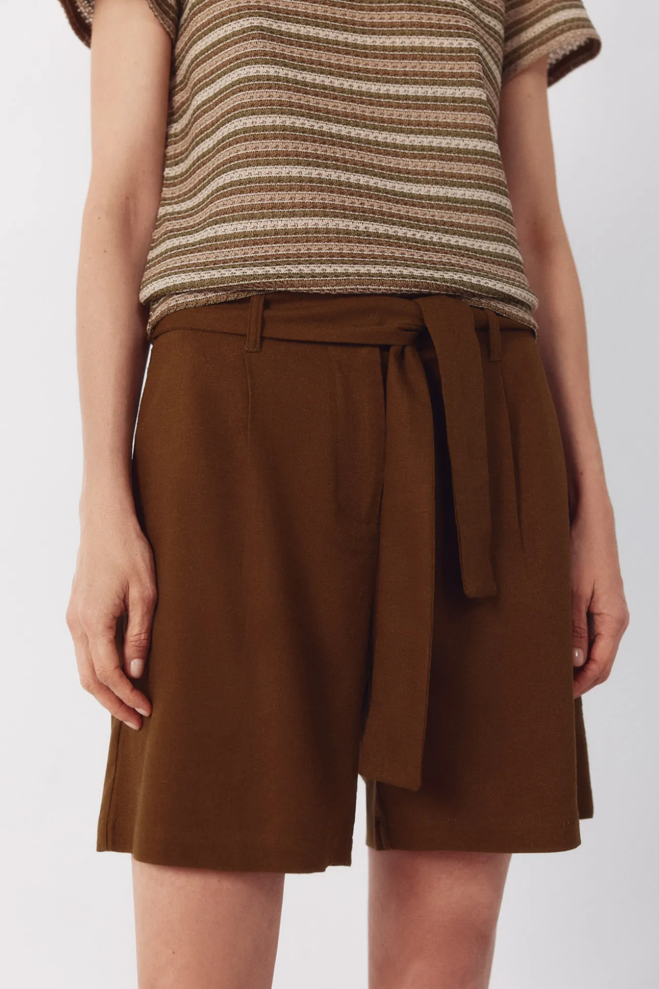 Pantalón bermuda con lino