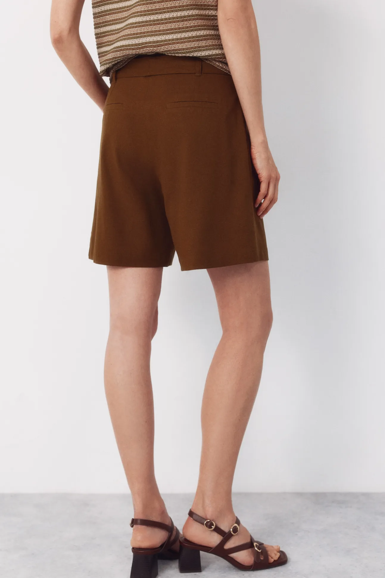 Pantalón bermuda con lino