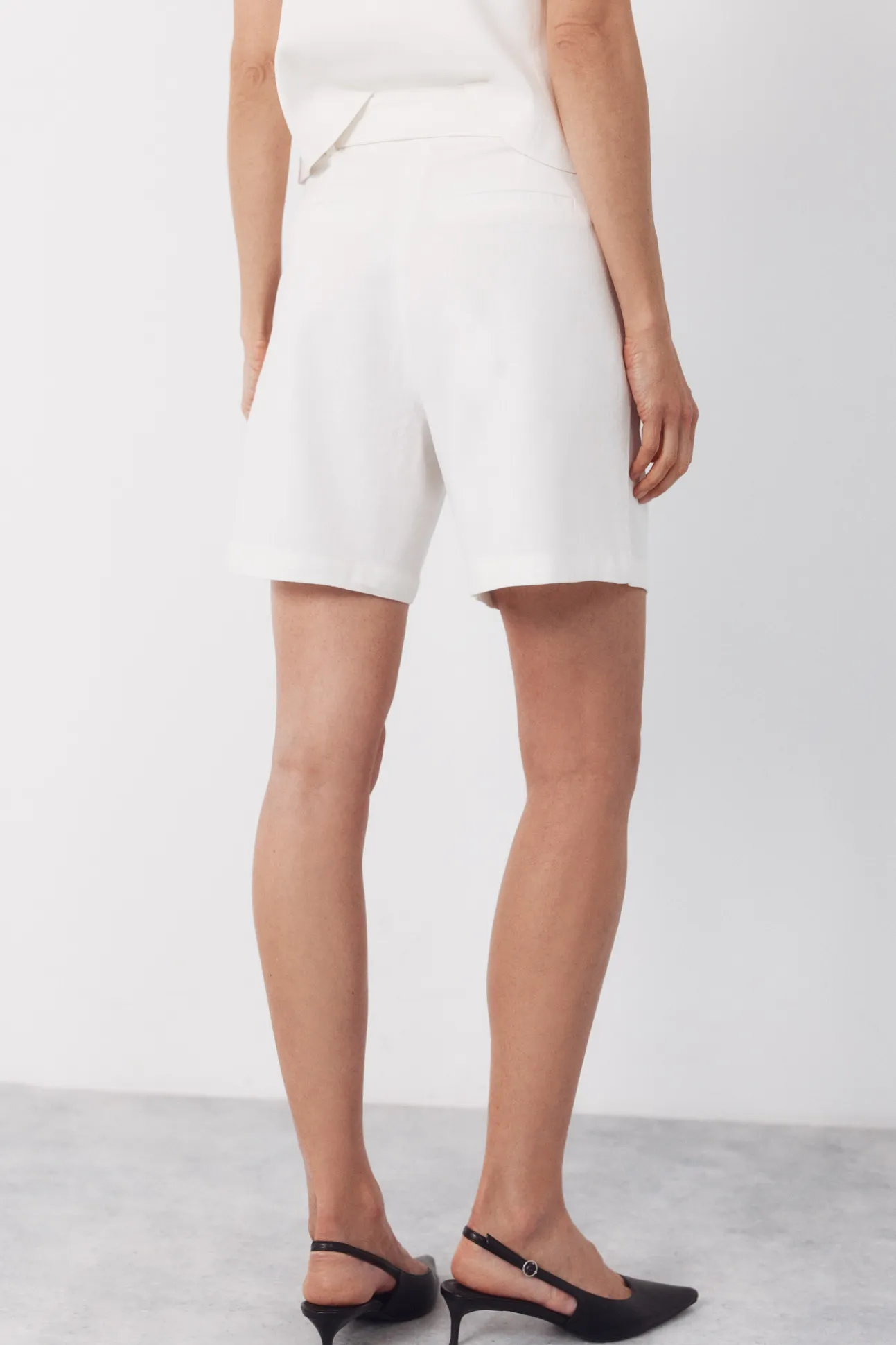 Pantalón bermuda con lino