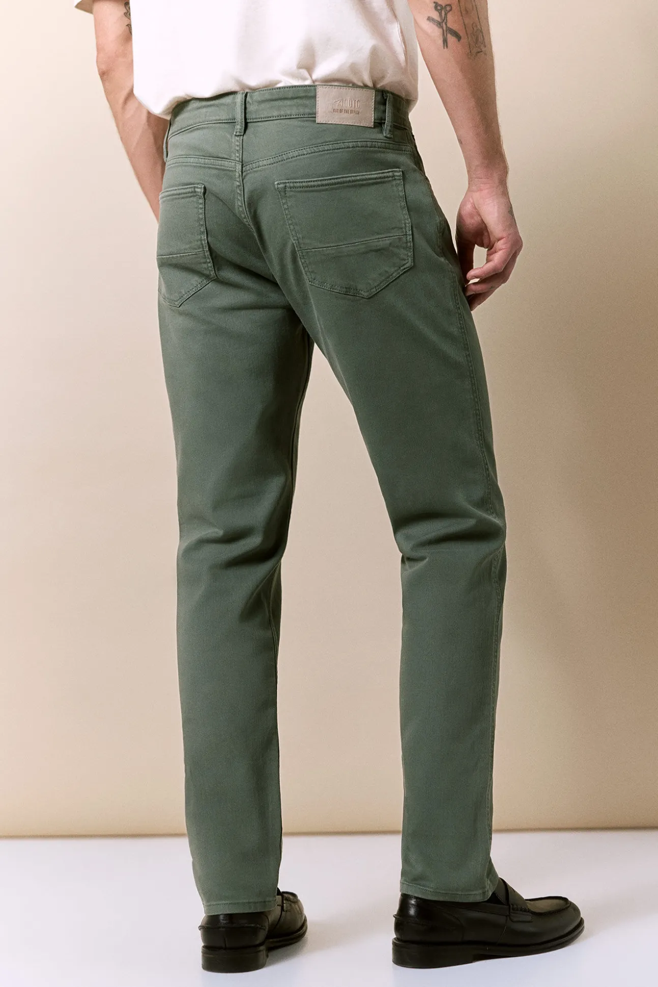 Pantalón 5 bolsillos color slim