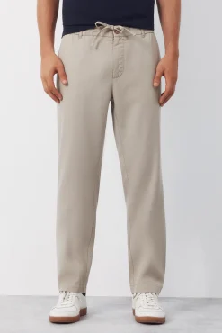 Pantalón chino tapered ligero