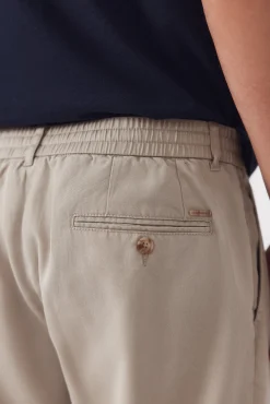 Pantalón chino tapered ligero