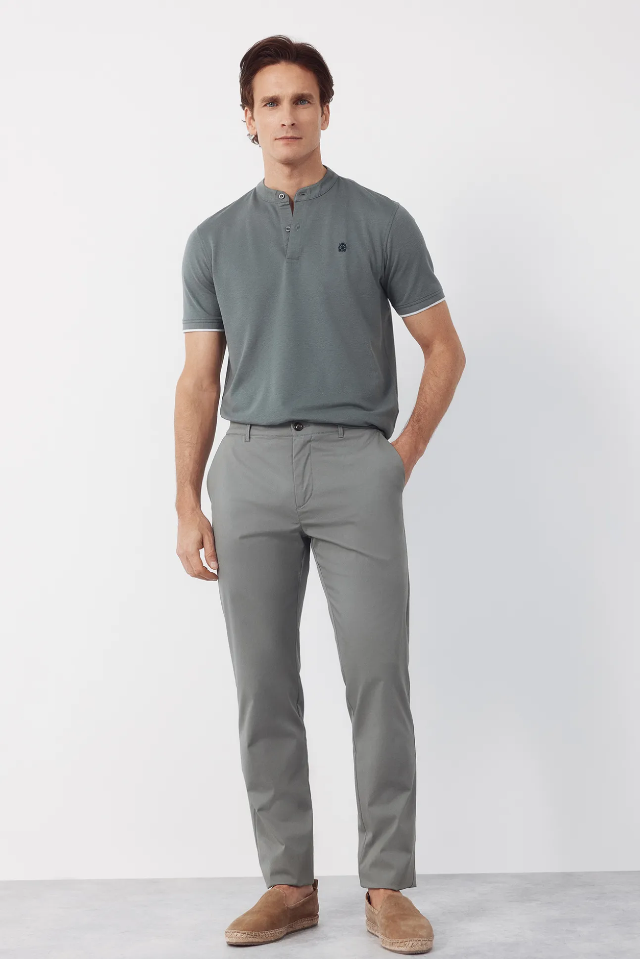 Pantalón chino técnico slim ligero