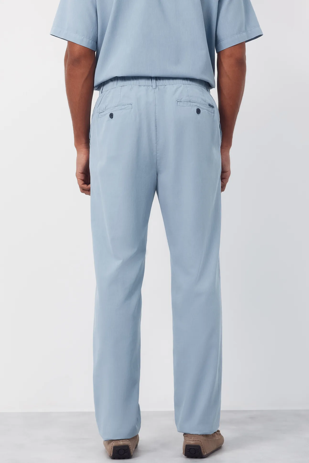 Pantalón con gomas y cordones regular