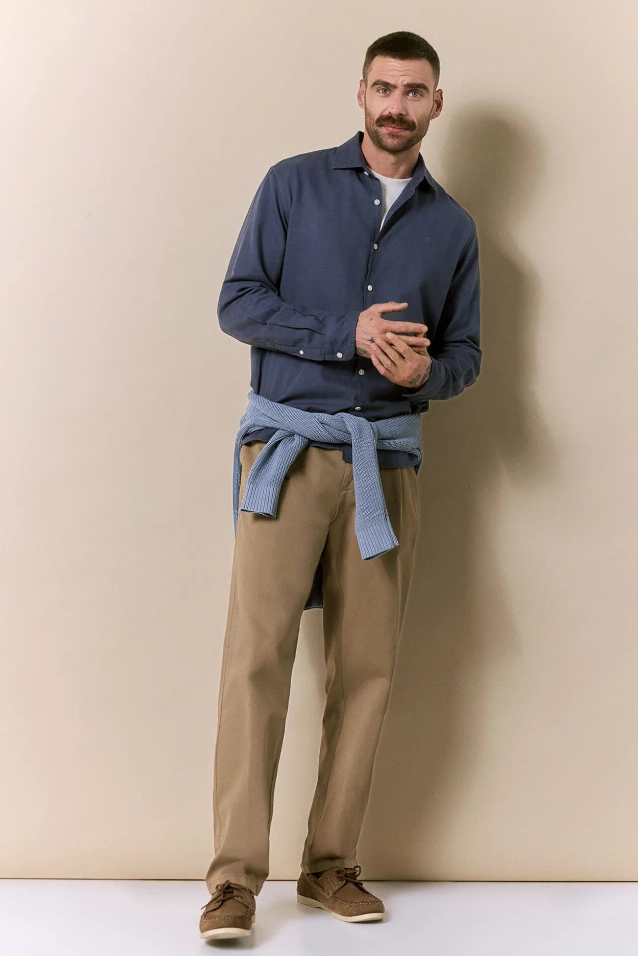 Pantalón con pinzas y cordones