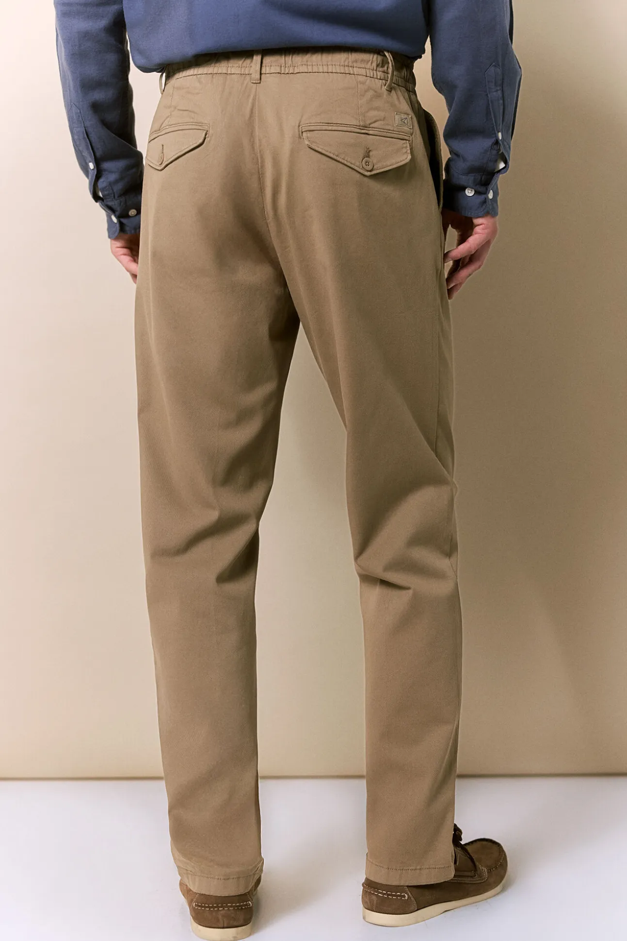 Pantalón con pinzas y cordones