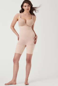 Pantalón corto a media pierna de talle alto nude. SPANX