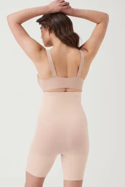Pantalón corto a media pierna de talle alto nude. SPANX
