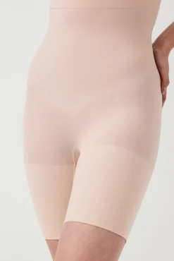 Pantalón corto a media pierna de talle alto nude. SPANX