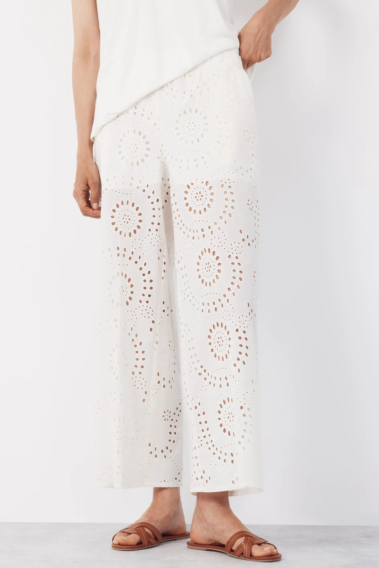 Pantalón de mujer bordado