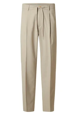 Pantalón informal con pinza confeccionado con materiales reciclados