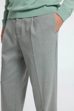 Pantalón informal con pinza confeccionado con materiales reciclados
