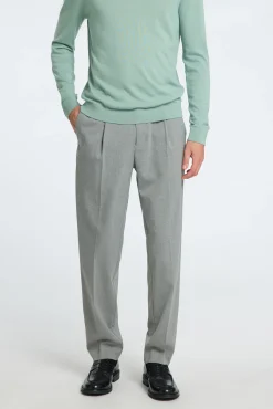 Pantalón informal con pinza confeccionado con materiales reciclados